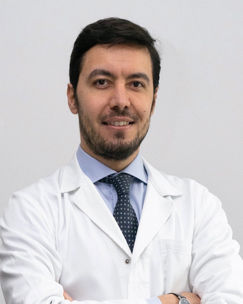 Ortopedico dell’anca durante una visita specialistica